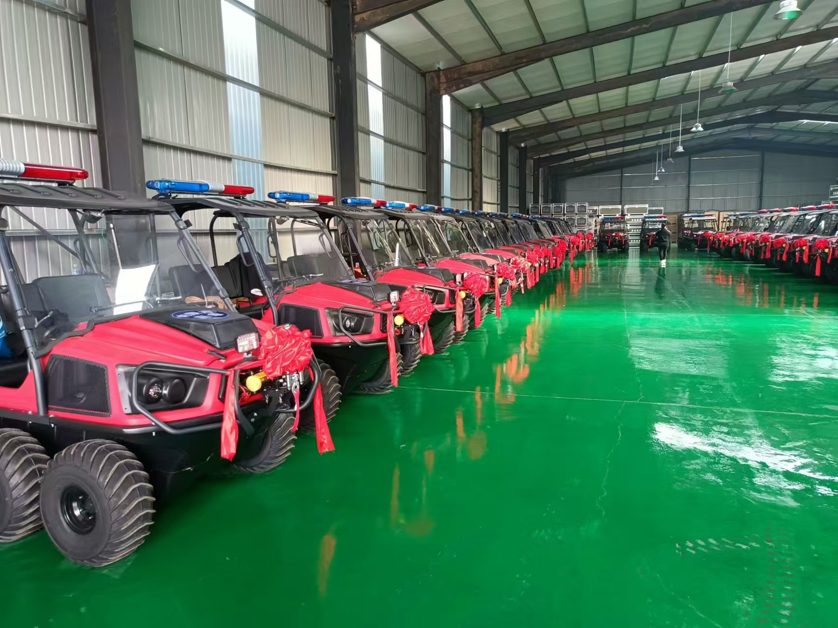 祝賀！河北五星“國債資金應急救援能力提升工程項目”中標的55輛“水陸兩棲車”列隊完畢，準備發貨！